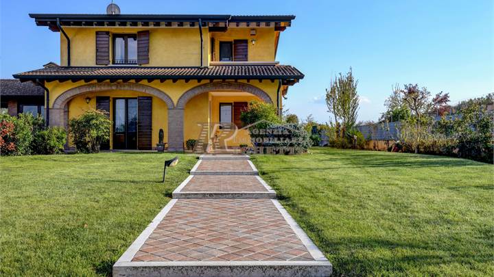 Villa / Haus zu verkauf in Solferino