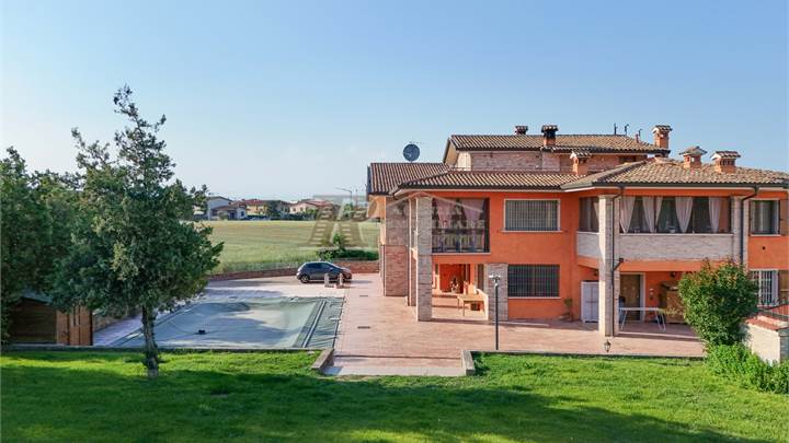 Villa plurifamiliare in Vendita